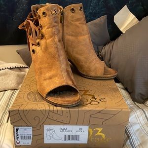 Peep-toe Stylish Suede Booties!